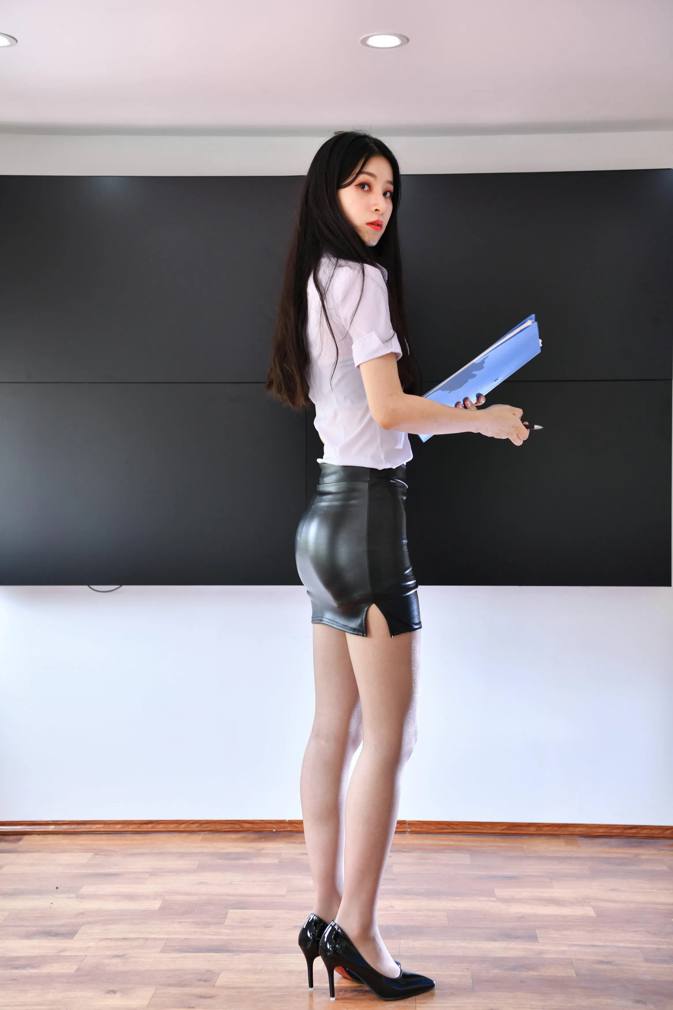 [魔镜街拍] NO.142 被女上司留下了 [363P]插图